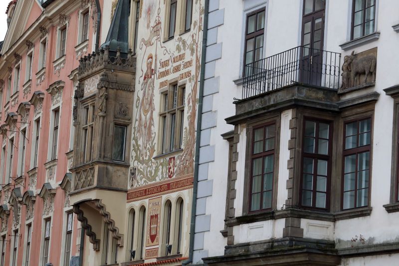 maisons sur la place de la Vielle ville