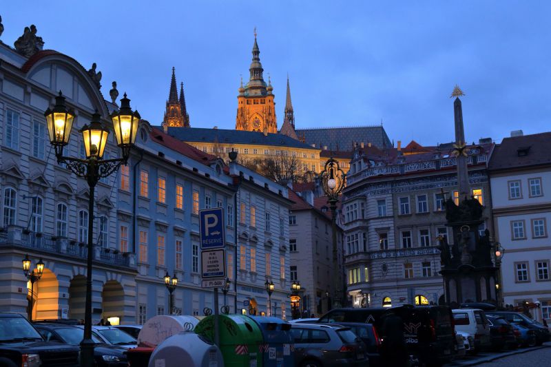la place Mala strana avec la vue de chateau