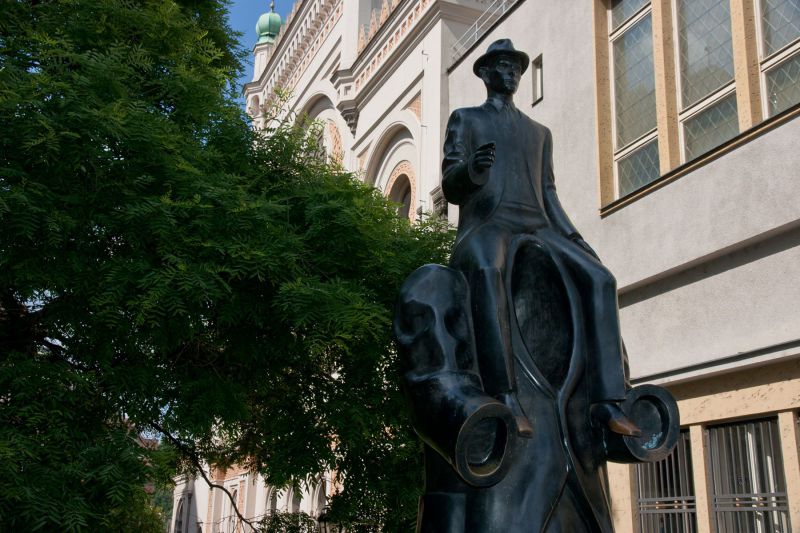 statue de Franz Kafka devant la synagogue Espagnole
